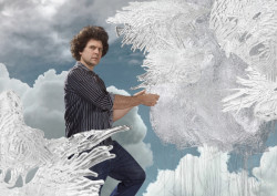 Umělecký ředitel společnosti Lasvit Maxim Velčovský představuje čtyřmetrovou skleněnou uměleckou plastiku