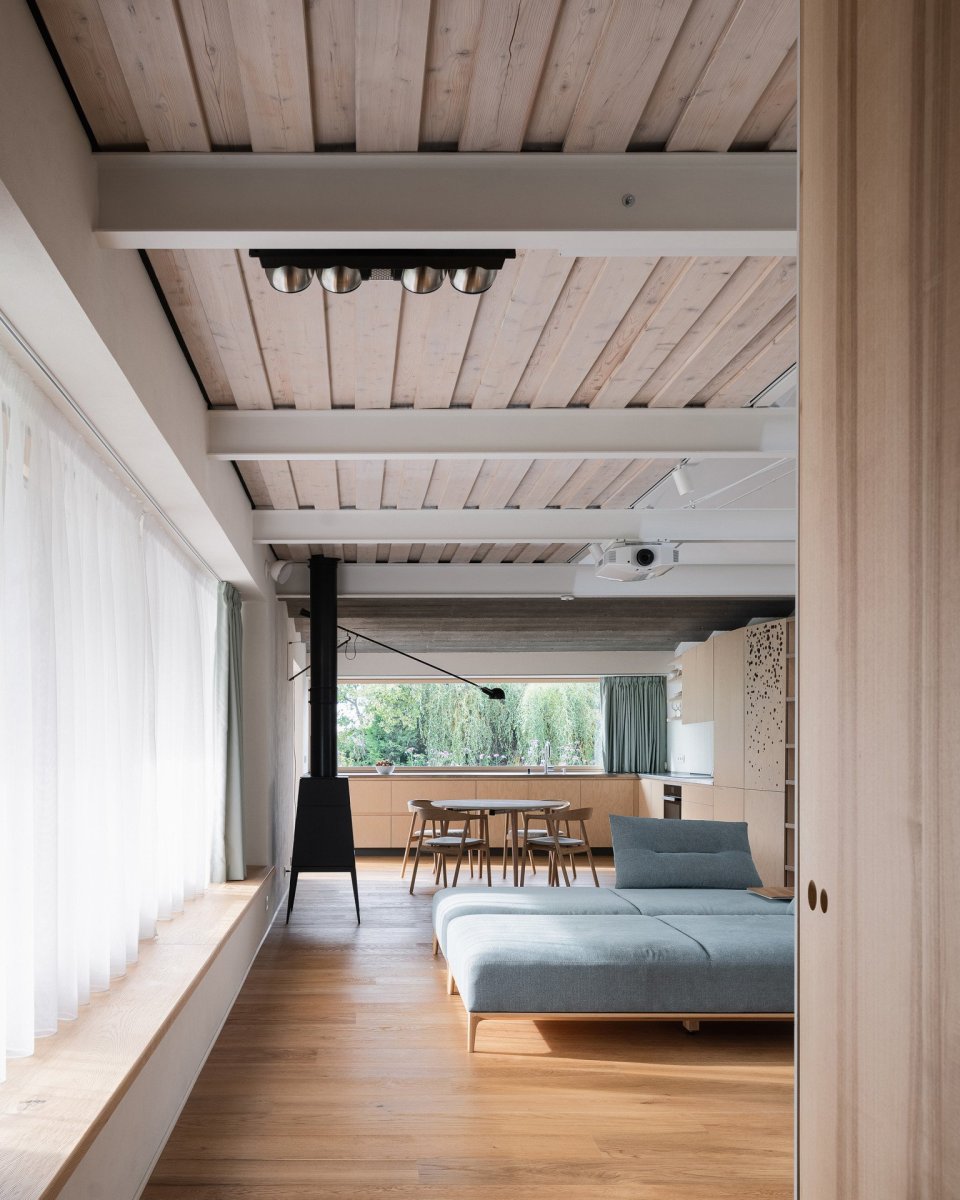 Ateliér Martin Neruda Architektura zrekonstruoval vyhořelý rodinný dům na pražské Zbraslavi
