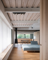 Ateliér Martin Neruda Architektura zrekonstruoval vyhořelý rodinný dům na pražské Zbraslavi