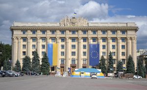 Budova regionální státní správy v sobě má také modernistický základ. Dnes se ale skrývá za slupkou s monumentálními polosloupy.