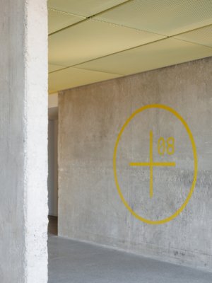 Odhalené panely, nové podhledy a orientační systém (Rekonstrukce ubytovny v Košicích; Atrium Architekti)
