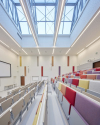 Akustické řešení Rigips v učebnách a školkách (na obrázku posluchárna Právnické fakulty Masarykovy univerzity v Brně)