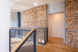 Administrativní budova Partizánske, Prodesi/ Domesi