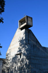 Centrem kláštera je kostel se zvonicí. Celý areál byl postavený v letech 1957 – 1960 pro „sto těl a sto srdcí.“ Dnes tu ale žije jen něco kolem dvacítky bratrů dominikánů. Většina z nich přes den jezdí normálně do práce - pracují na univerzitě a v dalších intelektuálních profesích.