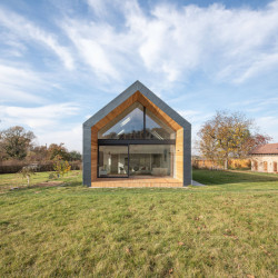 Skvadra architekti - Přestavba stavení v severních Čechách: Nová část má celoprosklené průčelí