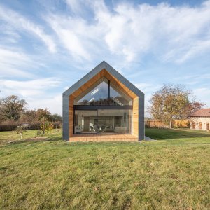 Skvadra architekti - Přestavba stavení v severních Čechách: Nová část má celoprosklené průčelí
