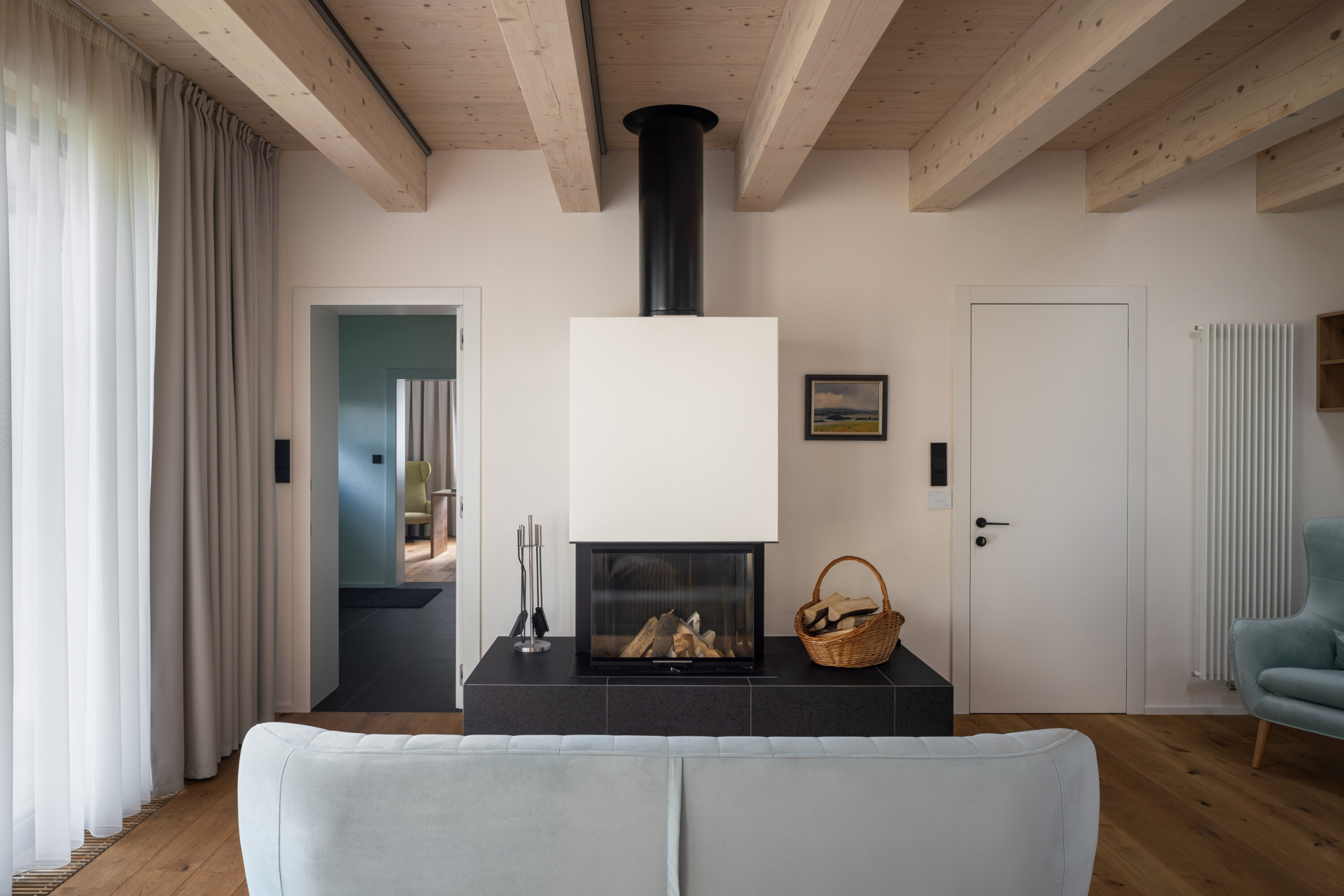 Pohled do hlavního obytného prostoru (Rodinný dům v Křenovicích, ika.architekti)