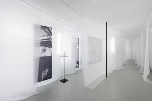 Fotografie z výstavy LET IT BECOME WHAT IT NEEDS TO BE od TAELON7