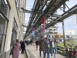 Původní vedení nad ulicí