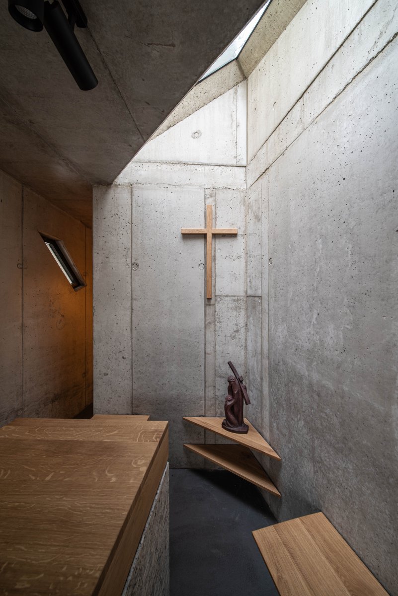 Pohled na oltářní stěnu (Kaple v Praze-Záběhlicích; JIRSA – ARCHITEKTI)