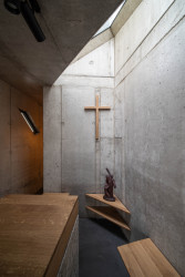 Pohled na oltářní stěnu (Kaple v Praze-Záběhlicích; JIRSA – ARCHITEKTI)