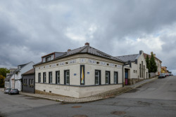 Nároží Panskodomské a Dvorské ulice v Humpolci tvoří dvě budovy různého stáří. Starší objekt pochází z období historismu, o čemž vypovídají dekorativní malby na fasádě. Druhá budova vznikla ve třicátých letech dvacátého století jako lakýrnická dílna. (Konverze Pípalova malířství v Humpolci; MA Studio)