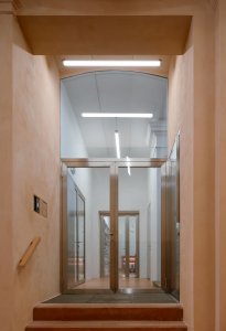 Dovnitř se vstupuje dveřmi ze skla a nerezu. (Knihovna v Červeném Kostelci; Papundekl architekti)