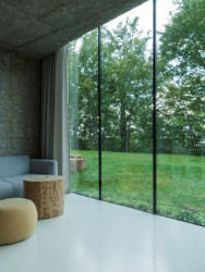 Škola z/lomu u Kamenné Lhoty od kanceláře a69