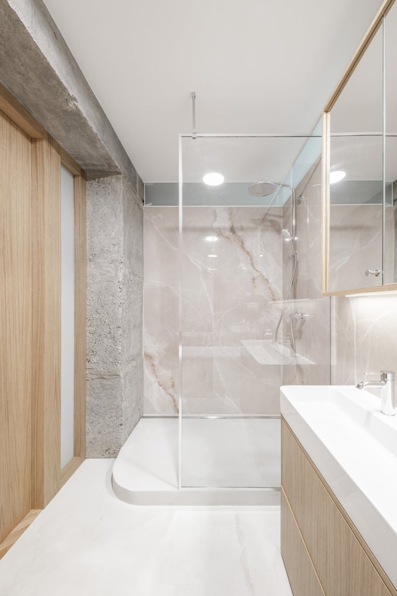 Koupelna je vložena do dispozice jako samostatný kubus. (Rekonstrukce bratislavského panelového bytu; Abrama architekti)