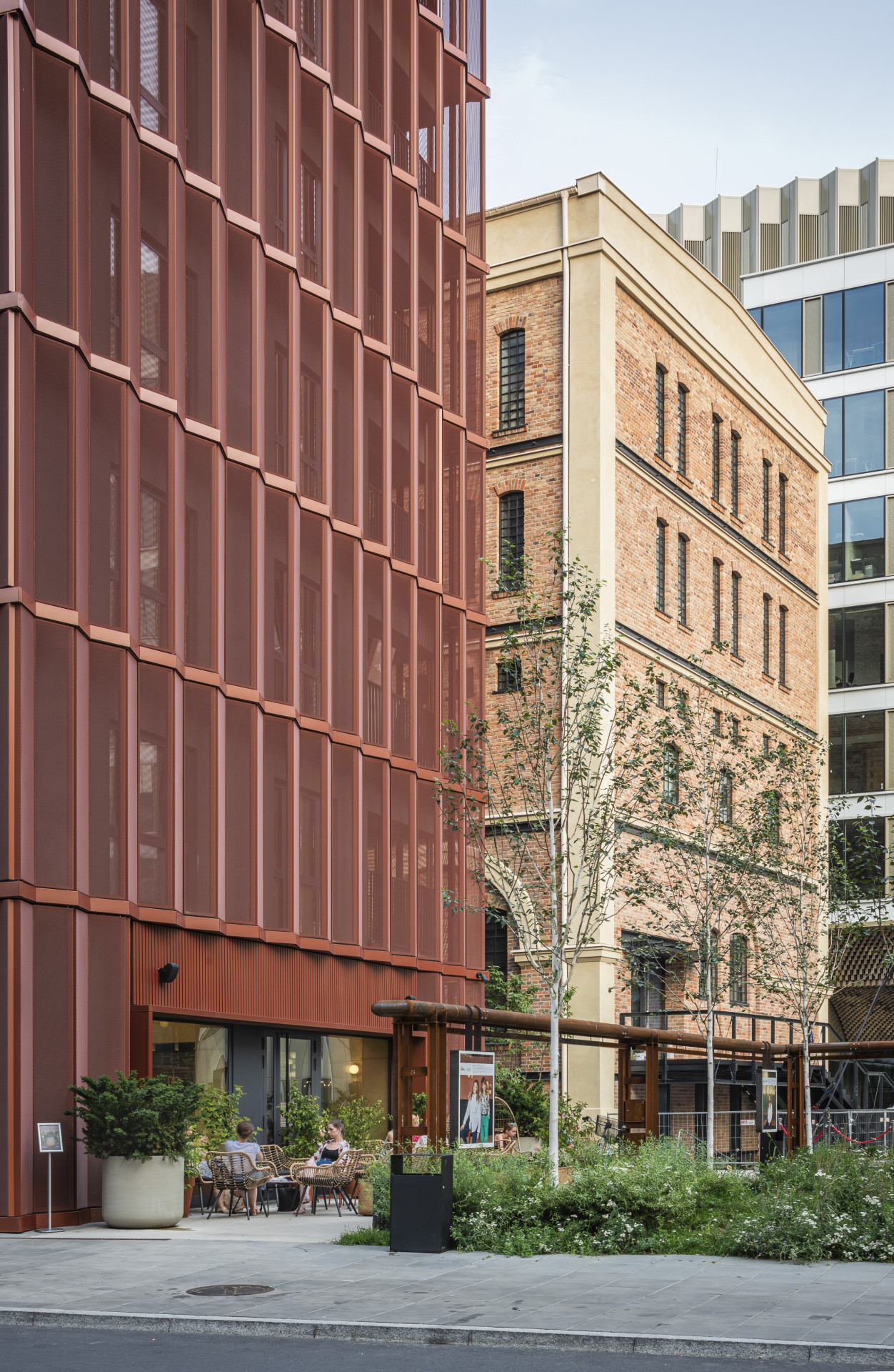 Architektonické studio JEMS Architekci realizovalo v areálu Varšavských pivovarů bytový dům, který nabízí byty od garsoniér až po dvoupatrové penthousy