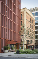 Architektonické studio JEMS Architekci realizovalo v areálu Varšavských pivovarů bytový dům, který nabízí byty od garsoniér až po dvoupatrové penthousy