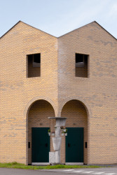 Schaerdeke Lo-Reninge, Architectenbureau Bart Dehaene, Dirk Zoete - Pozoruhodným detailem a charakteristickým znakem, který podtrhuje důležitost nárožního portika, jsou atypické skulpturální betonové sloupy