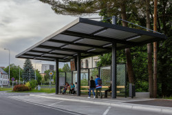 Zadní stěna je potištěná obrazci, aby do ní nenalítávali ptáci. (Zastávka ve Frýdku-Místku, KLAR)