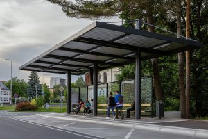 Zadní stěna je potištěná obrazci, aby do ní nenalítávali ptáci. (Zastávka ve Frýdku-Místku, KLAR)