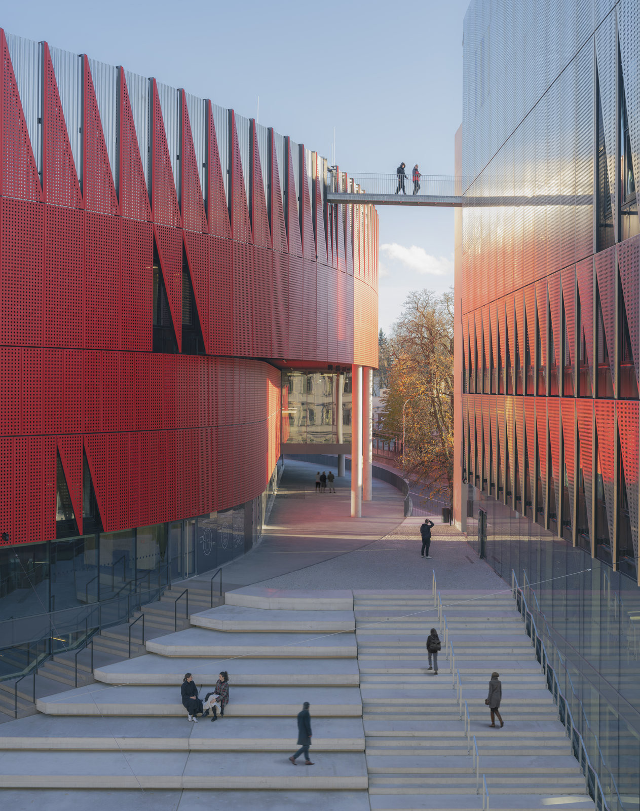 Aréna a nárožní věž spojuje můstek. (Horácká multifunkční aréna; Chybik + Kristof)