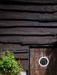 Výstava ve Winternitzově vile představuje soubor chat architektů Františka Cubra a Zdeňka Pokorného na přehradě Seč