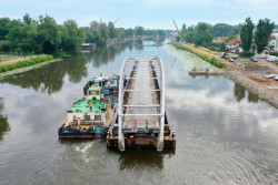 Transport lávky na její místo