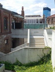 Betonové dostavby v historickém areálu