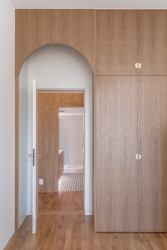 Teplé tóny dřeva provázení celým bytem. (Byt v Karlíně; momentura)