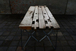 ORA, Stůl ztrámů – foto