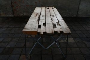 ORA, Stůl ztrámů – foto
