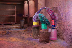 Spojil se s mladými designéry skla a spolu s nimi vytvoří centrální exozici Paralelní květy. Z této kolekce váz a aranžmá jsou také tyto fotografie.