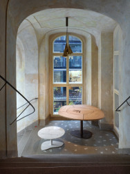 Architektka Daniela Polubědovová představila novou kolekci stolů Indiánské léto