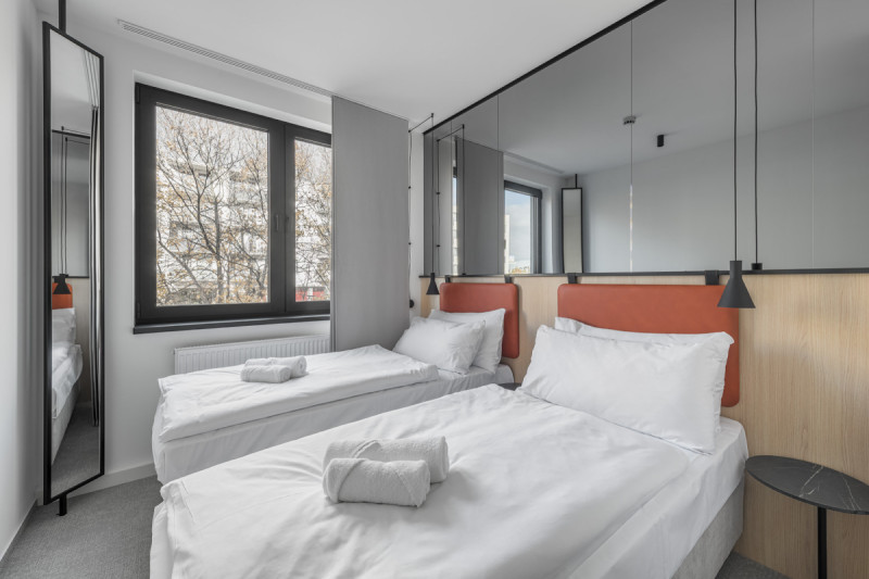 Hotel má 108 pokojů, převážně dvoulůžkových, v moderním minimalistickém stylu.