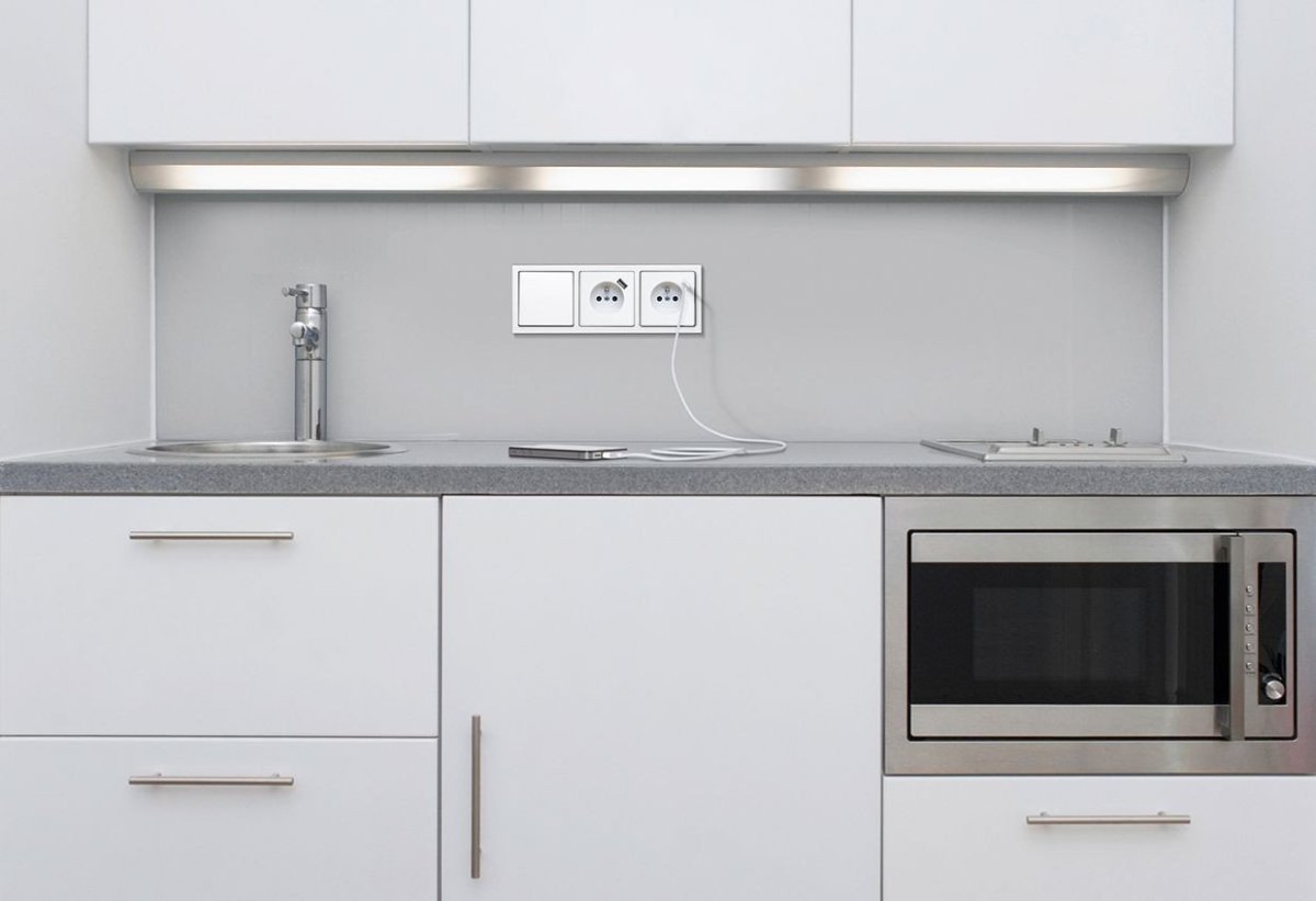 Praktický vícenásobný rámeček v kuchyni osazený vypínače a zásuvkami s USB, future linear, ABB - foto