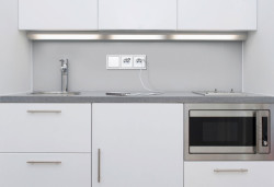 Praktický vícenásobný rámeček v kuchyni osazený vypínače a zásuvkami s USB, future linear, ABB - foto