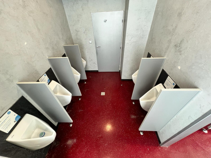 Univerzita Palackého v Olomouci má na svých toaletách nově moderní bezvodé pisoáry a energeticky úsporné osoušeče rukou, které dodala společnost EcoStep.