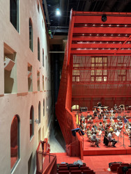 Multifunkční sál v Císařských lázních podle návrhu ateliéru Petr Hájek Architekti