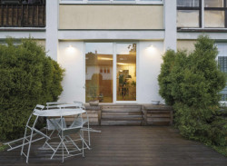 Dnes je to žádané bydlení, které lze dobře přizpůsobit dnešnímu životu. (Bydlení v řadovém domě v Praze-Strašnicích, BY architects)