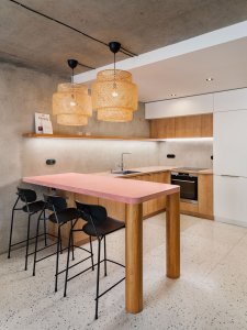 Interiér kombinuje dřevo, beton, kámen a terazzo. (Byt U vodopádu, Iva Hájková Studio)