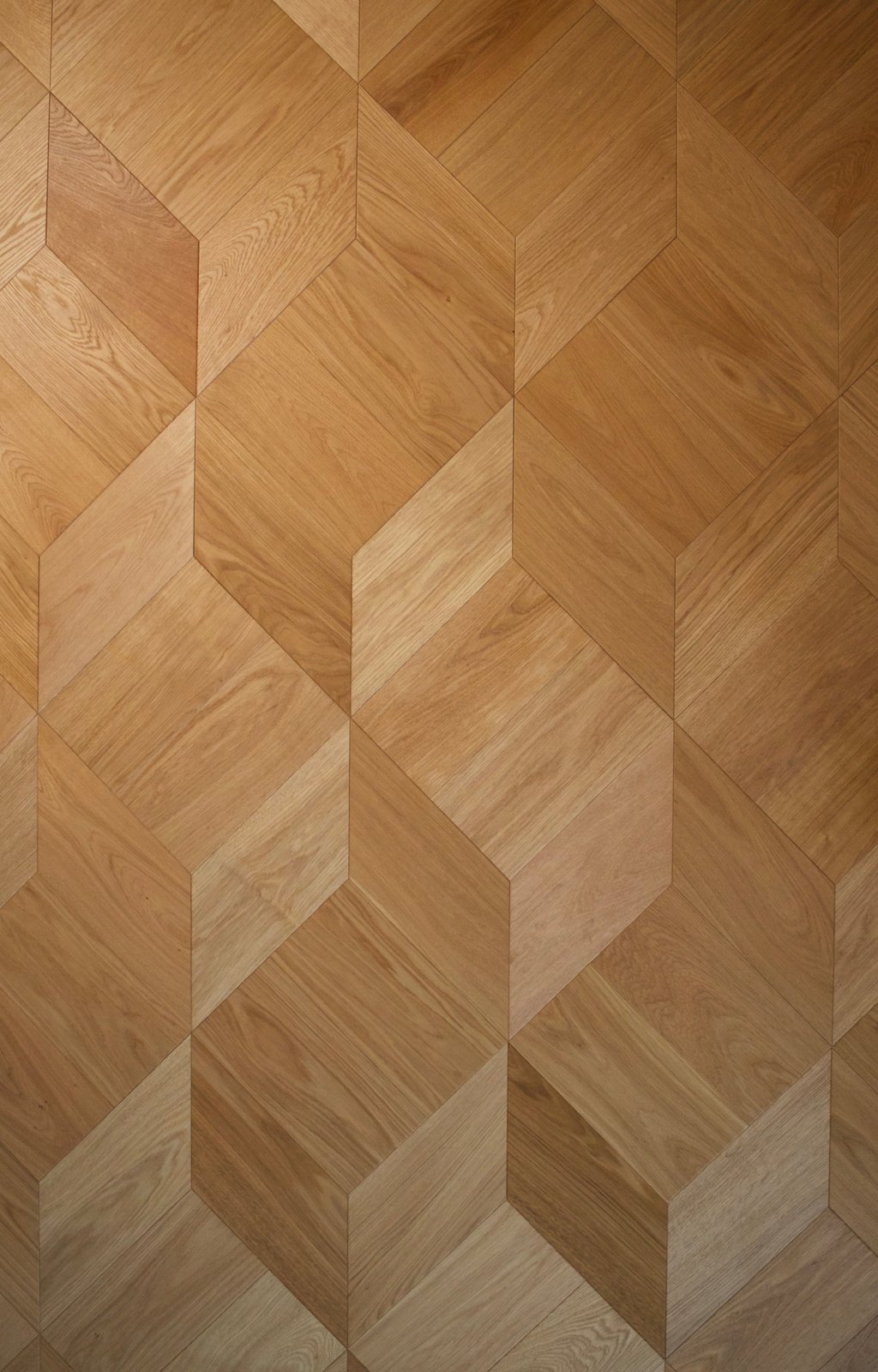 Geometricky řešené vzory pokládky dávají možnost utvářet rytmus, optiku i funkční členění interiéru.