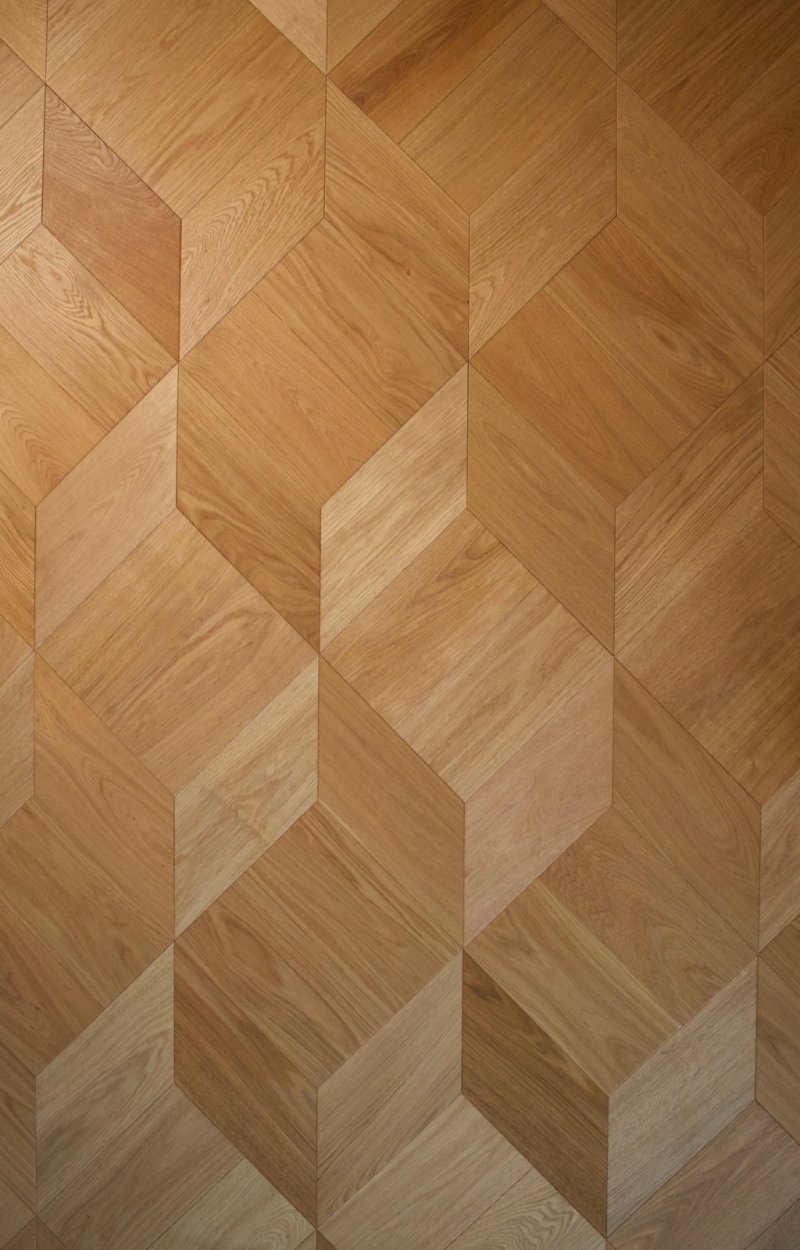 Geometricky řešené vzory pokládky dávají možnost utvářet rytmus, optiku i funkční členění interiéru.
