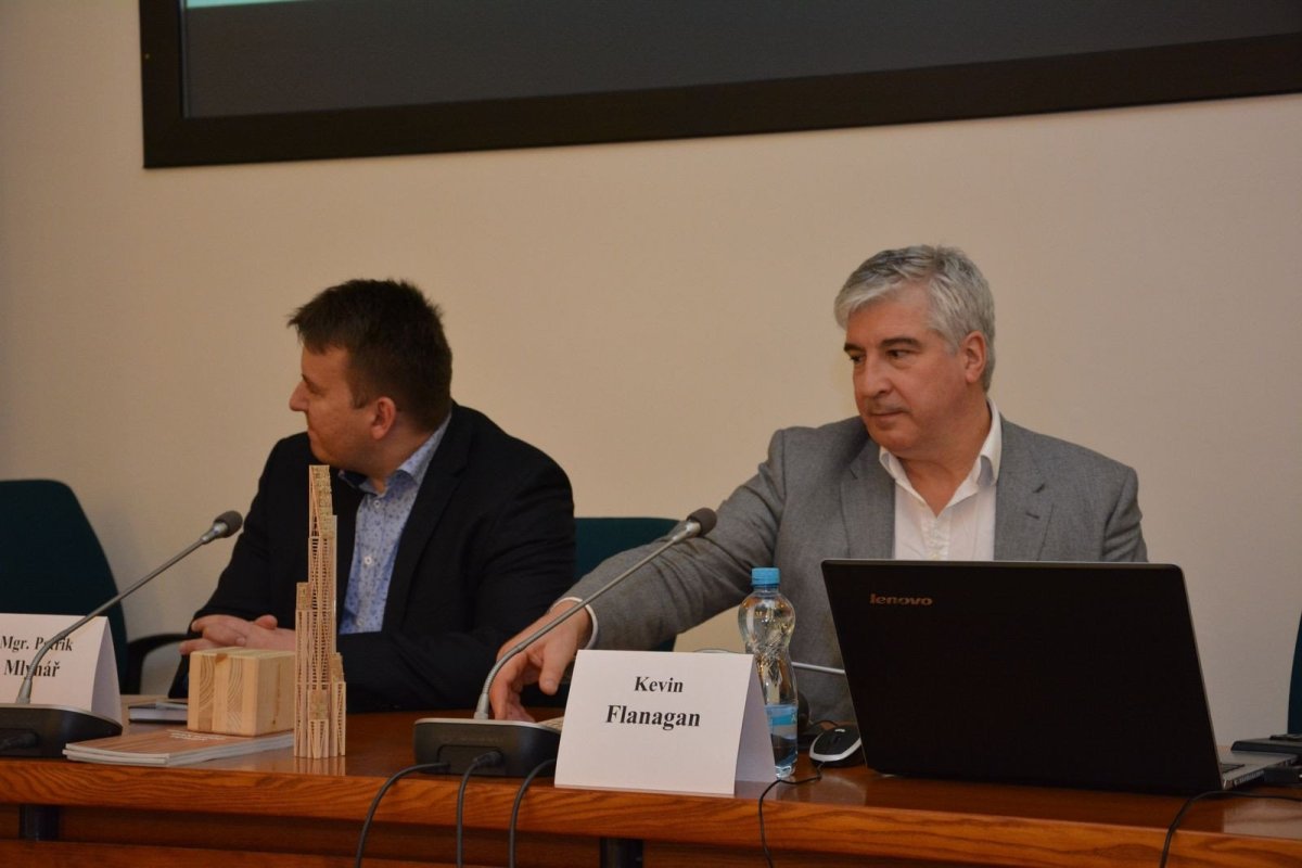 Kevin Flanagan na přednášce o dřevěných výškových budovách na MZe