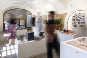 Na Pražském hradě se letos otevřel nový Design Shop podle návrhu designéra Miroslava Nachlingera. (Design Shop Pražského hradu; Miroslav Nachlinger)