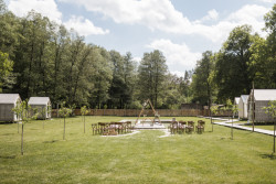 Svatební oltář pod širým nebem a noc pod hvězdami – hosté mohou přespat v dřevěných domcích v zahradě, vybavených elektrickou přípojkou i možností vytápění.