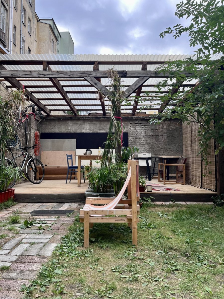 Příjemná pergola v zahradě, místo jako dělané na dnešní poklidný rozhovor