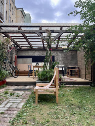 Příjemná pergola v zahradě, místo jako dělané na dnešní poklidný rozhovor