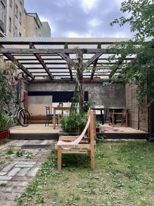 Příjemná pergola v zahradě, místo jako dělané na dnešní poklidný rozhovor