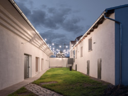 Mezi hospodou a komunitním centrem se dá přejít vnitřním dvorem.