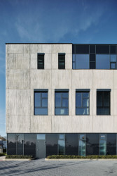 V pražských Čakovicích vyrostl nový polyfunkční objekt navržený Ateliérem stavebních konstrukcí